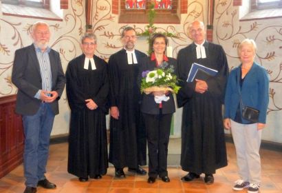 Glückwünsche  zur Einführung als Prädikantin (von links): Kirchenvorsteher Klaus Gutsch, die Pastoren Holger Birth und Jens Seliger, Christiane Seliger, Superintendent Holger Grünjes und Kirchenvorsteherin Angelika Stührenberg.