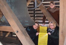 Tilmann de Boer, Anja Quast (vorne) und Sabine Behrens mit Plakaten der Aktion „Mit Respekt1“ vor dem Schleiereulenkasten im Kirchturm. Foto: Andrea Hesse