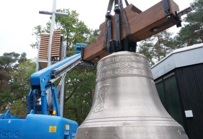 Die neue Glocke auf ihrem Weg in die Glockenstube in sieben Metern Höhe.