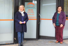 Anne Müller-Domrös aus dem Beirat des Hospizdienstes (links) und Ute Rodehorst laden zum virtuellen Rundgang ein. Foto: Andrea Hesse