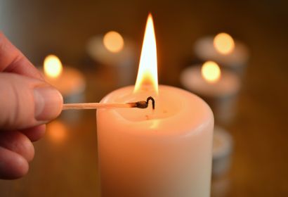 Gottesdienstbesucherinnen und -besucher können ein Licht mitnehmen, das über den Frauensonntag hinaus leuchtet. Foto: congerdesign auf Pixabay