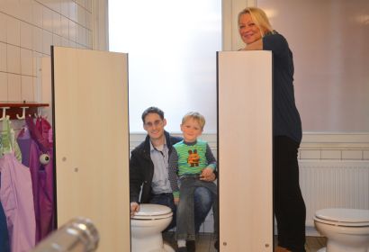Caren Holstein-Lemke freut sich mit Holger Niggemeier und Sohn Hayden-Finn über die neuen kleinen Toiletten. Foto: Andrea Hesse