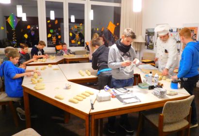 Konfirmandinnen und Konfirmanden backten gemeinsam mit Bäckermeister Harald Luther Marzipanbrote. Foto: Frank Foerster