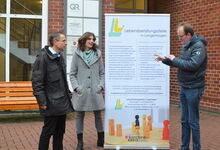 Bernd Buchholz (links) und Miriam Temme im Gespräch mit dem stellvertretenden Superintendenten Rainer Müller-Jödicke. Foto: Andrea Hesse