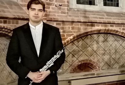 Oboist Lorenz Eglhuber ist neben anderen Musiker*innen in der Martinskirche in Engelbostel zu hören. Foto: Hans-Christian Euler