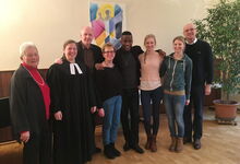 Der Abschied fiel schwer: Heide-Gret Koch und Pastorin Debora Becker aus der Kirchengemeinde Brelingen, Familie Behn-Hartwig und Superintendent Holger Grünjes verabschiedeten Oatshela im Gottesdienst in St. Martini.
