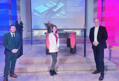 Diakon Merlin Langrehr und Landesbischof Ralf Meister gratulieren Karlotta Hamburg zum Gewinn des Jugendandachtspreises. Foto: Hendrik Hundertmark
