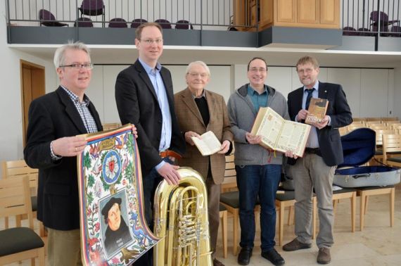 Vielfältige Annäherung an die Reformation (von links): Pastor Torsten Kröncke, Kantor Arne Hallmann, Professor Dr. Werner Merten, Pastor Frank Foerster und Pastor Dieter Rudolph-Rodekohr. Foto: Andrea Hesse