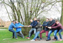 Starke Bande: die Bissendorfer Pastoren Thorsten Buck und Wibke Lonkwitz (links) und das Vogesenzeltlager-Team.
