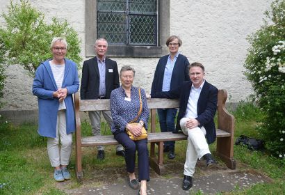Der Vorstand der Kirchenkreissynode mit (von links) Christiane Höppner-Groth, Michael Brodermanns, Marion Doering, Frauke Kiel und Tilmann de Boer lädt die Mitglieder zur Sitzung in die St.-Pauluskirche ein. Foto: Andrea Hesse