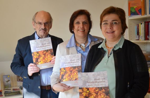 Robert Schoevaart (von links) und die Koordinatorinnen Ute Rodehorst und Ursula Nacke stellen den neuen Wegweiser vor. Foto: Andrea Hesse