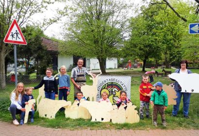 Kinder, Erzieherinnen und Hans Bohn selbst hatten ihre Freude an der Übergabe der Tiere vor der Brelinger Kita. Foto: Anke Wiese