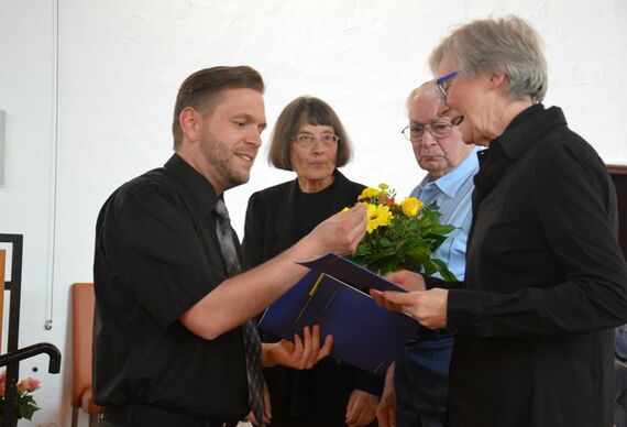 Dank und Urkunde für die Gründungsmitglieder (von links): Henning Herzog, Hildegard Weis, Ernst Schmidt und Uta Schott-Galas. Foto: Andrea Hesse