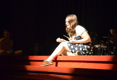 Ihre Einsamkeit führt sie in die Welt der Toten: Dorothea Linke spielt die verzweifelte Paula. Foto: Andrea Hesse