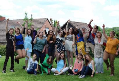 Auf nach Bremen: die junge Theatertruppe mit Maria von Bismarck und Anna Thumser ( hinten rechts).