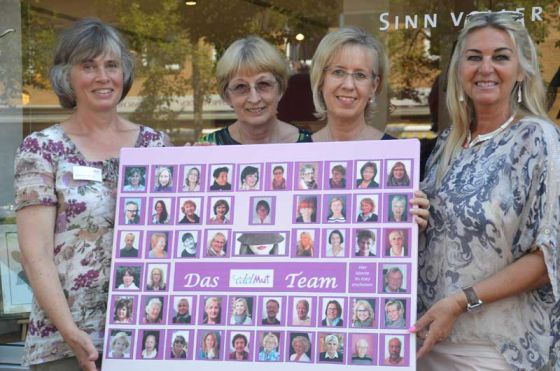 Susanne Meyer (von links), Ulla Wißmann, Bettina Bode und Marina Wilde vom edelMut-Team freuen sich über das Schaufenster der Ehrenamtlichen. Foto: Andrea Hesse