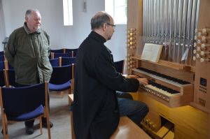 Die ersten Töne auf der neuen Orgel: Kantor Christian Conradi spielt, Peter Brockhaus hört zu. Foto: A. Hesse