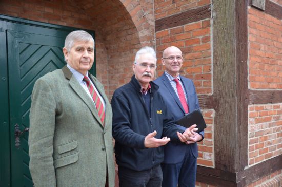 Pastor Rainer Henne (Mitte) mit Kirchenvorsteher Fritz Garms (links) und Superintendent Holger Grünjes. Foto: Andrea Hesse
