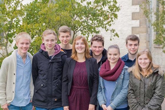 Die Jugendgruppe der Martinskirchengemeinde freute sich mit Nora Büttner (Mitte) über ihre Einsegnung zur Diakonin.