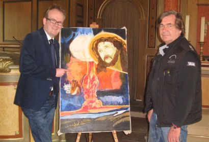 Norbert Papperitz brachte Pastor Rainer Müller-Jödicke für die Engelbostler Gottesdienste der Karwoche Bilder seines verstorbenen Bruders in die Martinskirche.