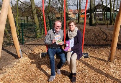 Kita-Leiterin Frauke Kiel und Pastor Rainer Müller-Jödicke aus Engelbostel sind stolz auf die ehrenamtlichen Fundraiser und Öffentlichkeitsarbeiter in der Kirchengemeinde, die unter anderem in Kinderstiefeln Geld sammeln und den Gemeindebrief erstellen.