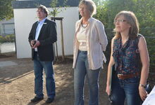 Ina Dörel (Mitte) und Annemarie Henning beim Ortstermin mit Vertretern der KSG. Fotos: A. Hesse