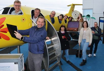 Das Team des Filmprojektes enterte zum Abschluss das bunte Kinderflugzeug auf der Aussichtsterrasse des Flughafens. Foto: Henry Sisolefsky