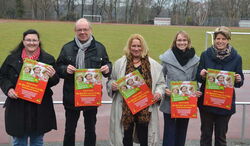 Sie machten im Vorfeld des Sponsorenlaufs Werbung für das Spendenprojekt (von links): Roberta Baumgarte, Rudi Ringe als Moderator, Caren Holstein-Lemke, Sabrina Schinkel und Alexandra Matthaei. Foto: A. Wiese