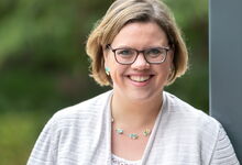 Diakonin Anna Thumser hat am Werkstattheft „Was tun, wenn jemand weint?“ mitgeschrieben. Foto: Ines Schiebler