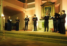 Die Sängerinnen und Sänger des Ensembles Voktett begeisterten ihr Publikum in der Brelinger Kirche. Foto: Hospizverein