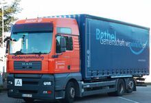 Die Lastwagen der Bethel-Kleidersammlung holen die gesammelten Textilien aus den Gemeinden ab. Foto: Bethel