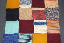 Die handgestrickten bunten Quadrate aus Resse sollen ins große Beziehungsnetz eingefügt werden. Foto: Karin Dahlberg