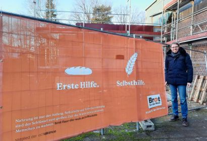Ein großes Banner wirbt am Bauzaun auf dem Gelände der Christophoruskirche für „Brot für die Welt“. Foto: Hannes Müller