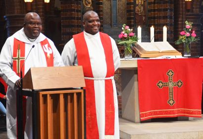 Reverend Moshoete (rechts) und Dean Molete sprachen im Gottesdienst zur Einführung von Superintendent Dirk Jonas. Foto: Andrea Hesse