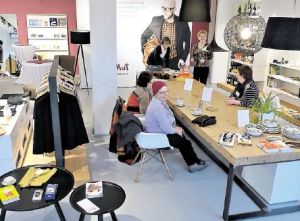 Ruth Bretthauer (von links) und Ursula Jachnow gönnen sich an der langen Tafel einen Kaffee. Heidrun Zeilbeck, Bärbel Waldtmann-Filzek und Christine Lehmann gehören zum edelMut-Team. Bild: Lauber