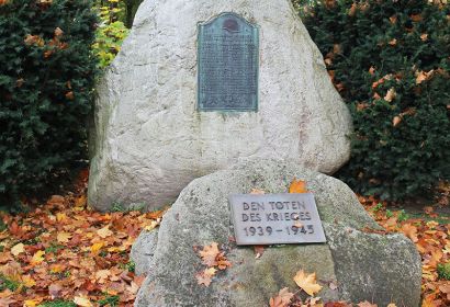 Tafeln auf den Findlingen des Brelinger Ehrenmals erinnern an die Toten zweier Weltkriege. Foto: Friedrich Bernstorf