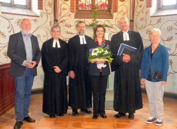 Glückwünsche  zur Einführung als Prädikantin (von links): Kirchenvorsteher Klaus Gutsch, die Pastoren Holger Birth und Jens Seliger, Christiane Seliger, Superintendent Holger Grünjes und Kirchenvorsteherin Angelika Stührenberg.