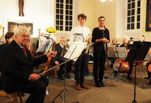 Das Elisabeth Consort Orchester aus Hannover spielt zum Gedenken an Verstorbene in St. Michaelis Bissendorf.