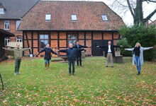 So viel Platz muss sein: Der katholische Gemeindereferent Thomas Schenk (von links) und die Pastor*innen Wibke Lonkwitz, Michael Brodermanns, Thorsten Buck, Maik Schwarz und Silke Noormann planen einige Open-Air-Gottesdienste. Foto: Andrea Hesse