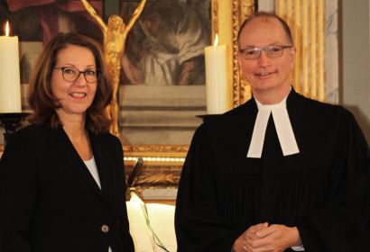 Pastor Karl-Martin Harms führte Lektorin Silke Helms in St. Martini Brelingen in ihr Amt ein. Foto: Friedrich Bernstorf