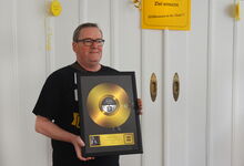 Eine goldene Schallplatte überreichten die Kolleg*innen der Kita-Verwaltung der „Legende“ ihrer Abteilung, die bei Feiern oft für Musik gesorgt hatte. Foto: Andrea Hesse