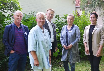 Laura Schmidt (rechts)wurde im Vorstand der Kirchenkreissynode herzlich begrüßt durch Pastor Michael Brodermanns (von links), Christiane Höppner-Groth, Präsident Tilmann de Boer und Marion Doering. Foto: Andrea Hesse