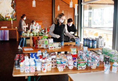 17 Freiwillige sortierten in der Elzer Kirche die Lebensmittelspenden und verteilten sie an Kundinnen und Kunden der Tafel. Foto: Ute Weiß