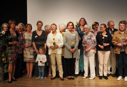 Sie praktizieren Menschenwürde: Mitarbeitende des Ambulanten Hospizdienstes während der Feierstunde im Amtshof.