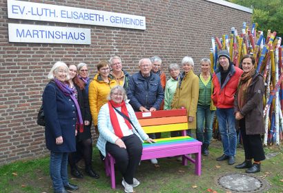 Ein Geschenk für die Elisabeth-Kirchengemeinde: Vertreter*innen des Kirchenvorstandes und der Offenen Gesellschaft mit der Regenbogenbank. Foto: Oliver Krebs