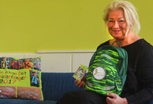 Caren Holstein-Lemke freut sich über die neue Rucksack-Bibliothek. Foto: Andrea Hesse