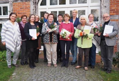 Urkunden und Rosen überreichten Ute Rodehorst und Ursula Nacke (links) den Teilnehmenden des Schulungskurses.