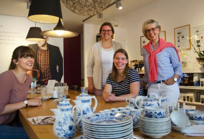 Sarina Schneider (von links), Anna Thumser und Anne Basedau bedanken sich im edelMut-Laden in Burgwedel bei Bettina Bode. Foto: Andrea Hesse
