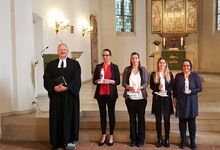 Nach der Taufe: Sabine Müller (rechts) mit Pastor Stephan Lackner und Teilnehmerinnen ihres Taufkurses in der hannoverschen Kreuzkirche.