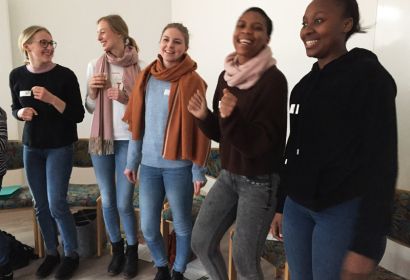 Für Begeisterung bei den Teilnehmerinnen der Werkstatt sorgten Lieder und Tänze aus Simbabwe. Foto: Dörte Behn-Hartwig